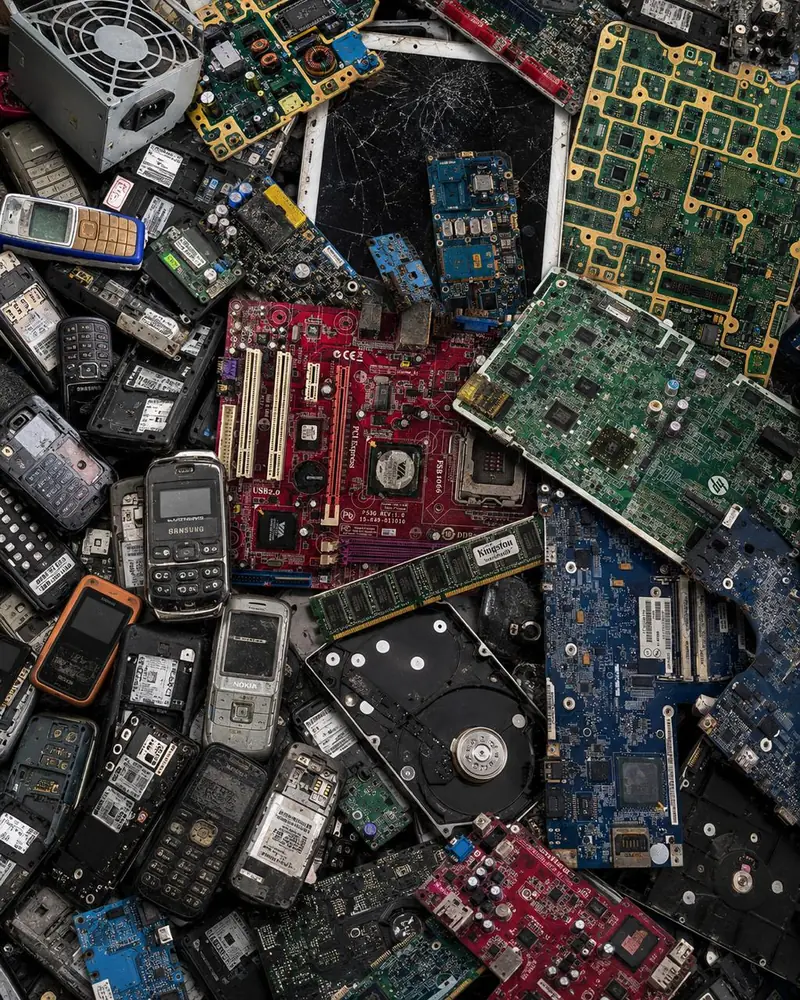 Variedad de tarjetas electrónicas, celulares y discos